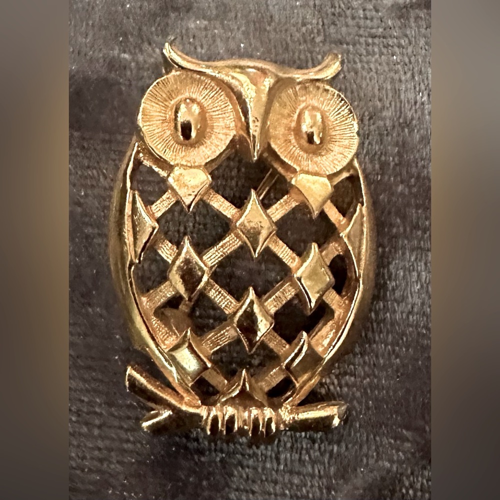 OWL LOVERS! RARE Vintage 1” Crown Trifari Owl brooch/pin